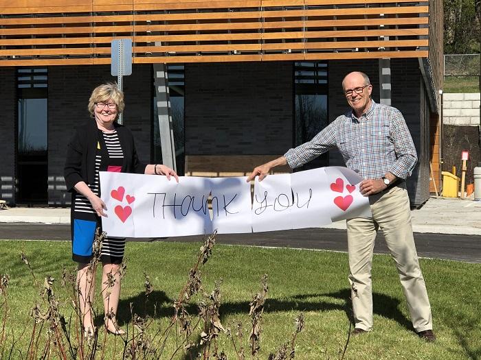 Carol Lambie, présidente et chef de la direction du Centre de soins de santé mentale Waypoint, et David Jeffery, directeur exécutif du Centre de santé communautaire Chigamik, se tiennent devant le nouveau centre de santé communautaire de Midland